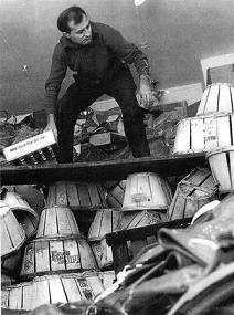 Arman setting up Le Plein (1960) Arman setting up Le Plein (1960)