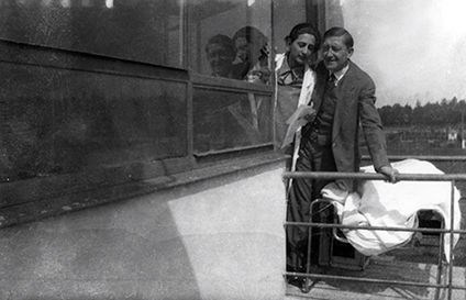 Anni and Josef Albers on the balcony of the Prellerhaus, Bahaus Dessau (1928) Anni and Josef Albers on the balcony of the Prellerhaus, Bahaus Dessau (1928)