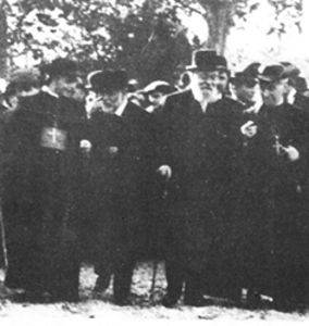 Gaudí (center left) and Eusebi Güell (center right) visiting the Colònia Güell in Santa Coloma de Cervelló (1910)