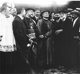 Gaudí (with white beard) showing the Papal nuncio Cardinal Francesco Ragonesi the progress of construction on the Sagrada Família, Barcelona, 1915