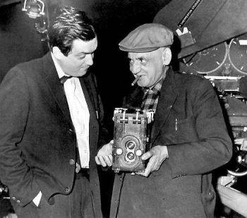 Weegee shows Stanley Kubrick his Rolleiflex camera
