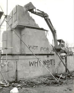 Rachel Whiteread's <i>House</i> being demolished (January 1994)