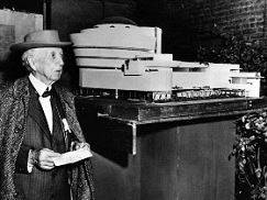 Wright in the 1950s with a model of the Guggenheim Museum