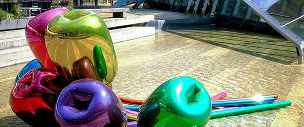 Sculpture <i>Tulips</i> by Jeff Koons. Photo taken at the Nord-LB office building in Hanover, Germany (2011).
