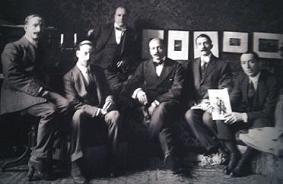 فنانو المستقبل في عام 1913 ؛  من اليسار - ديسيو سينتي ولويجي روسولو وأرماندو ماززا وفيليبو توماسو مارينيتي وباولو بوزي وأومبرتو بوتشيوني