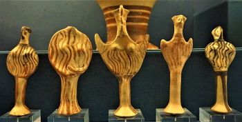 Most Mycenaean sculptures featured female figures with rounded or enlarged mid-sections and variations in the posing of their arms.