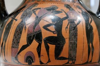 Detail of an Ancient Greek amphora (c. 540 - 530 BCE) illustrating the mythic narrative of Theseus defeating the minotaur, which draws its inspiration from the layout of the Aegean architectural complex at Knossos.