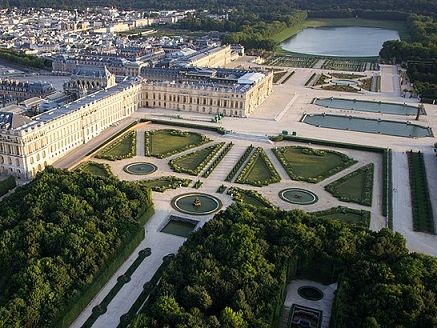 Aerial view of the Palace of Versailles (1661-1710) shows the site's Baroque grandeur combined with the geometrical proportions favored by the French for their buildings and gardens. Photo by ToucanWing