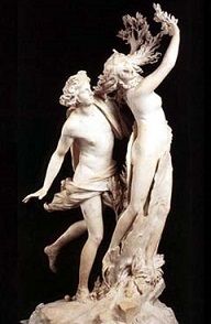 يصور فيلم Bernini's <i> Apollo and Daphne </i> (1622-1625) مشهدًا من الأساطير اليونانية حيث طلبت الحورية دافني من والدها تحويلها إلى شجرة لتجنب مطاردة الإله أبولو.