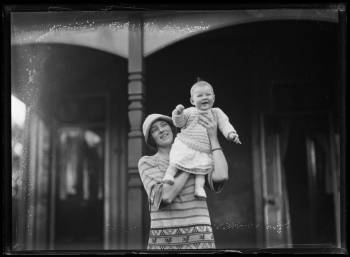 Vanessa Bell with her daughter Angelica Bell