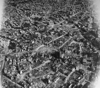 Margaret Bourke-White, <i>Hannover inner city</i> (1945)