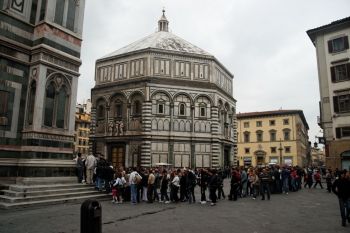 يقع فندق Florence Baptistery أمام كنيسة Santa Maria del Fiore مباشرة. في بداية حياته المهنية ، تنافس برونليسكي للحصول على فرصة لإعادة تصميم المجموعة الثانية من الأبواب في المعمودية ، لكن اللجنة ذهبت في النهاية إلى لورنزو غيبيرتي
