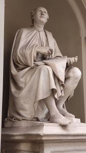 تمثال فيليبو برونليسكي (حوالي 1838) ينظر بإعجاب إلى قبته الشهيرة ، وقد نحته لويجي بامبالوني وتم تركيبه في الساحة أمام كاتدرائية فلورنسا.