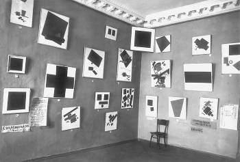 صورة تركيب لرسومات لكازيمير ماليفيتش ، بما في ذلك <i> المربع الأسود </ i> في الزاوية ، في <i> 0:10: </i> <i> معرض الصور المستقبلي الأخير </ i> (1915- 16)