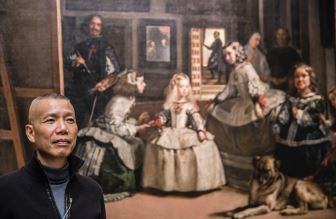 Cai in front of Velázquez's <i>Las Meninas</i>, photo by Javier Molina (2017)
