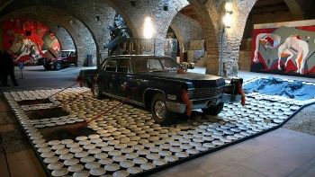 Wolf Vostell, <i>Fiebre de Automóvil</i> (1973). German artist Wolf Vostell was a leader in the second wave of Capitalist Realism and often incorporated elements of found, commercial objects into his installations, as seen here.