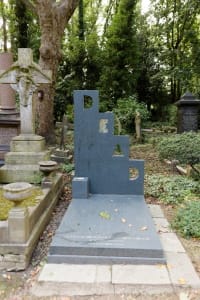 Patrick Caulfield's grave at Highgate Cemetery in London. Photo: Pierre-Yves Beaudoui