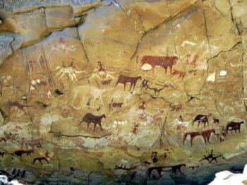تم العثور على لوحات الكهوف في جبال إنيدي في تشاد ، جنوب إفريقيا ، يعود تاريخها إلى 10000 عام.  كل من الحيوانات والأشكال هي جزء من هذه اللوحة التي تعود إلى عصور ما قبل التاريخ.