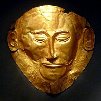 <i> قناع أجاممنون </ i> (1550-1500 قبل الميلاد) تم اكتشافه في عام 1876 في ميسينا من قبل عالم الآثار هاينريش شليمان ، الذي حاول إثبات الدقة التاريخية للحسابات القديمة لحرب طروادة ، وحدد الذهب <i > repoussé </i> قناع الموت كقناع الملك اليوناني المأساوي.