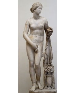 تُصوِّر هذه النسخة الرومانية <i> أفروديت كنيدوس </ i> لبراكسيتيليس (القرن الرابع </ sup> القرن الرابع قبل الميلاد) ، وهي أول امرأة يونانية عارية بالحجم الطبيعي.