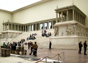 تُظهر هذه الصورة منظراً جزئياً لـ <i> مذبح بيرغامون </ i> (حوالي 166-156 قبل الميلاد).  أعيد بناؤها في عام 1930 في متحف بيرغامون في برلين.