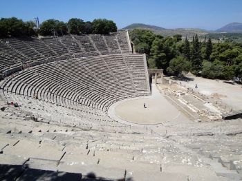 Polycleitus الأصغر ، ابن النحات الشهير Polycleitus ، صمم المسرح اليوناني القديم (القرن الرابع قبل الميلاد) في Epidauros.