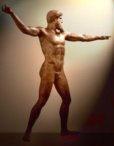 يُعتقد أن <i> Artemison Bronze </i> (c.460 قبل الميلاد) الذي يبلغ ارتفاعه أكثر من ستة أقدام ، والذي سمي باسم Cape Artemisium حيث تم العثور عليه في عام 1928 ، يصور إما الإله بوسيدون أو زيوس ، اعتمادًا على ما إذا كان هو كان في الأصل يحمل رمح ثلاثي الشعب أو صاعقة.