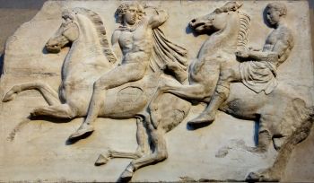 تُظهر هذه التفاصيل من رخامات البارثينون <i> The Cavalcade </i> (447-433 قبل الميلاد) ، وهو نقش ديناميكي لمحاربين على ظهور الخيل.