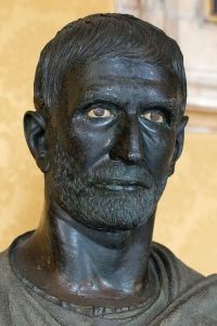 يُعتقد أن <i> كابيتولين بروتوس </ i> (أواخر القرن الرابع <sup> th </sup> - أوائل القرن الثالث قبل الميلاد) يصور لوسيوس جونيوس بروتوس ، مؤسس الجمهورية الرومانية.