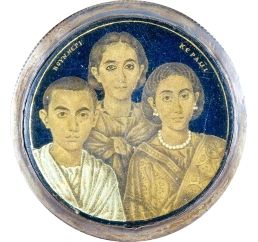 بتفاصيلها الواقعية وصورها الفردية المقنعة ، هذه الميدالية الزجاجية الذهبية (3 <sup> rd </sup> القرن) ، ربما لعائلة في الإسكندرية ، مصر ، تجسد إتقان الرومان للوسيط.