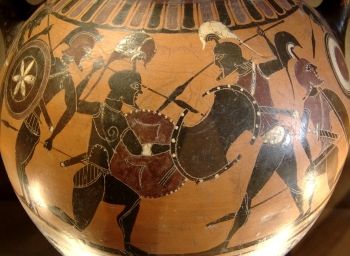 This amphora (c 570-565 BCE) shows a number of warriors in combat depicted in the black-figure style.