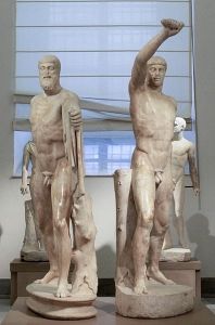 مجموعة التماثيل الرخامية الرومانية هذه هي نسخة من <i> The Tyrannicides </i> بقلم كريتيوس ونسيويس (حوالي 477 قبل الميلاد)