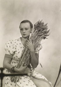Photograph of Ithell Colquhoun by Man Ray in 1932.