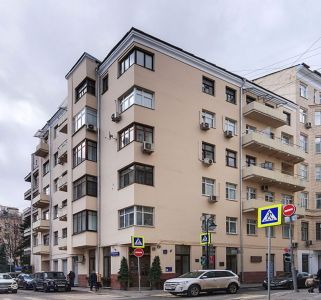 Contemporary photo of Moisie Ginzberg‘s <i>Gosstrakh Apartments</i>, Moscow (1926). Ginzburg’s communal apartment blocks worked on the idea that functional design should extend from the interior to the exterior (or vice-versa). His functional Constructivist model shared many similarities with the projects of the Bauhaus and De Stijl schools.