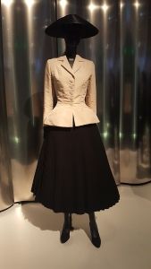 With its narrow waist and rigid bodice, padded hips and flaring skirt, Christian Dior's “Bar” suit (1947) exemplified the “New Look”.