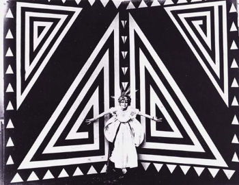 A still from Bragaglia's 1916 film <i>Thais</i>, showcasing one of Prampolini's sets