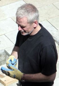 Goldsworthy working on Drawn Stone (2005), at the de Young Fine Arts Museum in San Francisco.