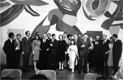 International ZERO exhibition in Stedelijk Museum, Amsterdam, left to right: Jiro Yoshihara, Hans Haacke, Henk Peeters, Rotraut Uecker, Jan Schoonhoven, Lucio Fontana, Pol Burri, Giani Colombo, Mrs Fontana, Eddy De Wilde, Mrs De Wilde, Yayoi Kusama, George Rickey, Soto, Otto Piene, Nanda Vigo, Alfred Schmela, Heinz Mack, Emile Soestbergen, Günther Uecker ( 1965). Photo by André Magnin