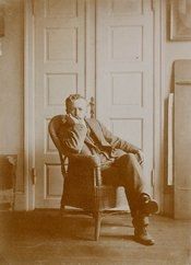 فيلهلم هامرشوي في شقته في بريدجاد 25 (ج .1912).