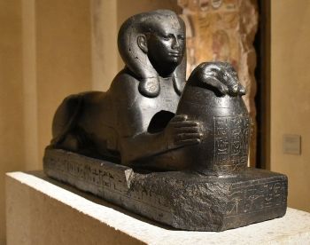 يصور <i> أبو الهول شيبنوبت الثاني </ i> ، (حوالي 700-650 قبل الميلاد) الأميرة المصرية وابنة الفرعون الكوشي الأول ، على أنها أبو الهول ، مما يرمز إلى مكانتها المقدسة ككاهنة كبيرة للإله آمون.
