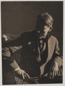 Photograph of Henri believed to have been taken by photographer Clarence White in 1908.