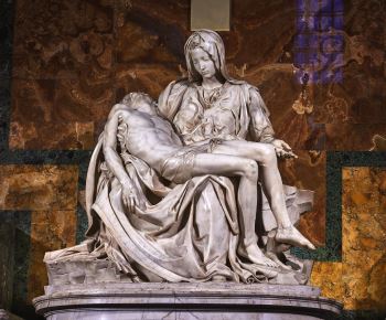 كان مايكل أنجلو <i> Pietà </i> (1498-1499) ، تحفة فنية رائعة من عصر النهضة السامي ، يحظى باحترام كبير من قبل المؤمنين.