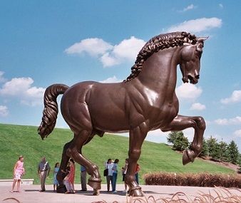 نينا أكامو <i> الحصان الأمريكي </ i> (1999) ، المعروض في حدائق ميجر بولاية ميشيغان ، يستند إلى رسومات ليوناردو لمنحته المقترحة.