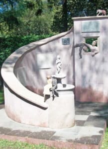 María Izquierdo's tomb (1955) at the Roundabout of Illustrious Persons in Mexico City. The tomb includes various sculptural references to her artworks.