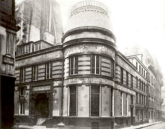Édouard Pourchet's photograph, <i>Hôtel Bing</i> (1895), depicts the street view of Bing's Maison d l'Art Nouveau. Designed by the noted architect Louis Bonnier and featuring windows designed by Toulouse-Lautrec and created by Louis Comfort Tiffany, this shop gave the Art Nouveau movement its name.