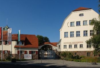 Riemerschmid designed the Deutsche, originally named the für Handwerkskunst Schmidt und Engelbrecht (Schmidt and Engelbrecht Dresdner workshops for craftsmanship) (1909-1910).