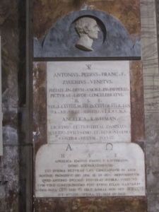 لوحة تذكارية على الحائط في كنيسة Basilica di Sant'Andrea delle Fratte في روما حيث تم دفن أنطونيو زوتشي وأنجليكا كوفمان