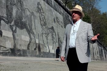 William Kentridge with his artwork <i>Triumphs and Laments</i>, Rome, 2016