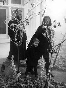R.B. Kitaj with his wife Elsi, and their son Lem. Photograph by Lord Snowdon (December 6, 1962)