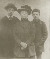 Kollwitz and her two sons, Hans and Peter (1909)